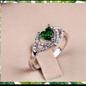 New! Elegant Silver and Emerald Heart Ring
